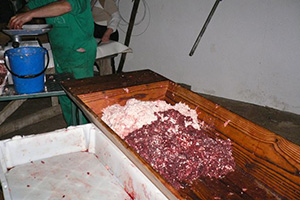 Tradiciones rurales. Preparando la carne
